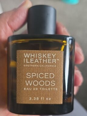 Whiskey Leather Spiced Woods Eau de Toilette — Brown